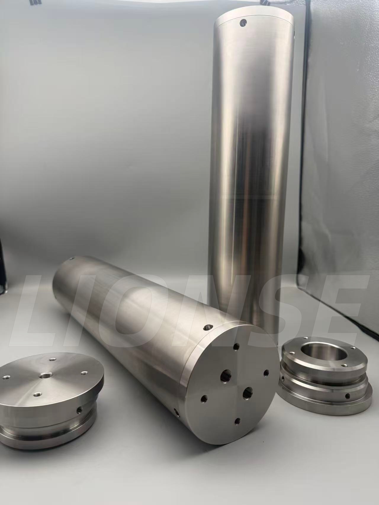 Чому деякі люди обирають нержавіючу сталь, а не титановий сплав для зовнішньої оболонки герметичної кабіни, яка використовується під час глибоководних досліджень?