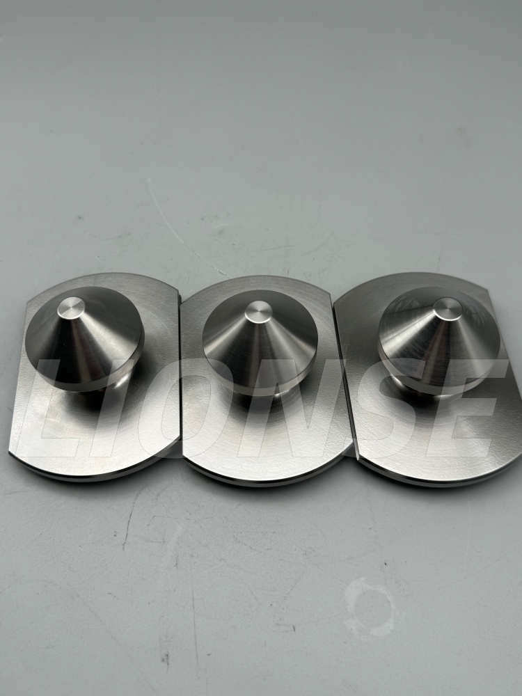 Витяжна шпилька з конічною поверхнею